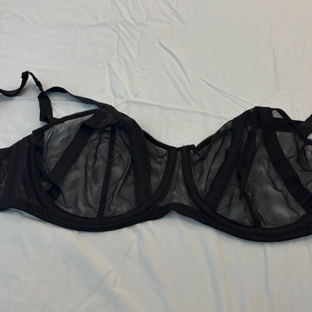 Victoria’s Secret wire bra like new size 36DD in Black